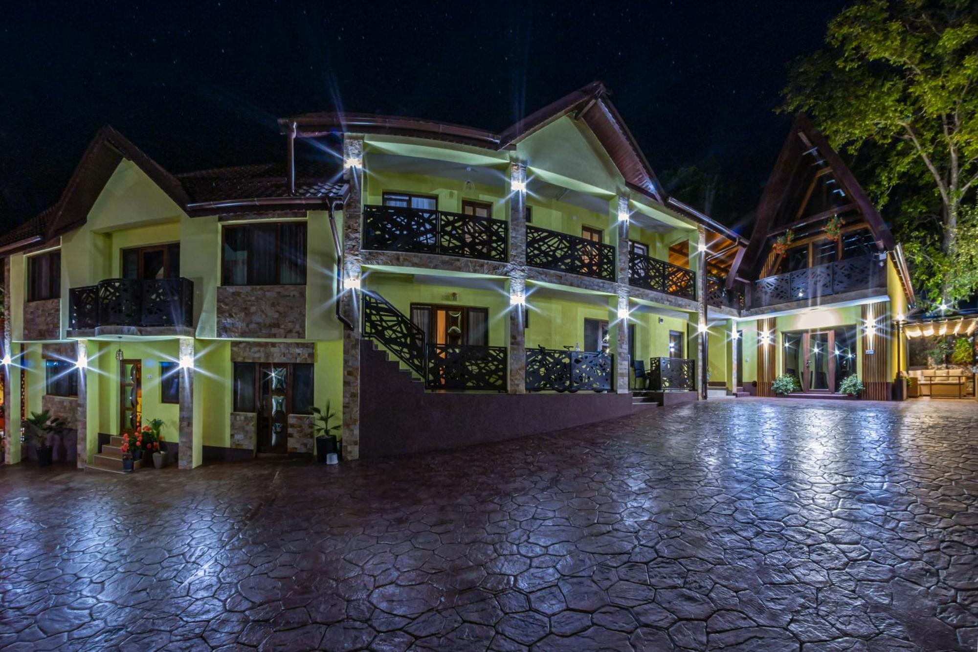 Pensiunea Mihaela-Transalpina Novaci-Străini Exterior foto